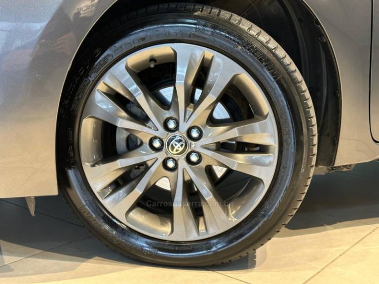 TOYOTA - COROLLA - 2018/2019 - Cinza - R$ 108.900,00