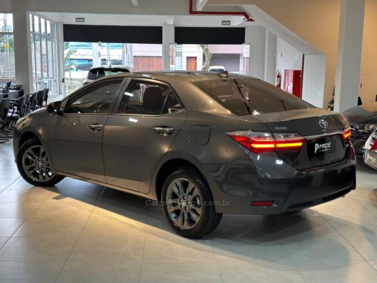 TOYOTA - COROLLA - 2018/2019 - Cinza - R$ 108.900,00