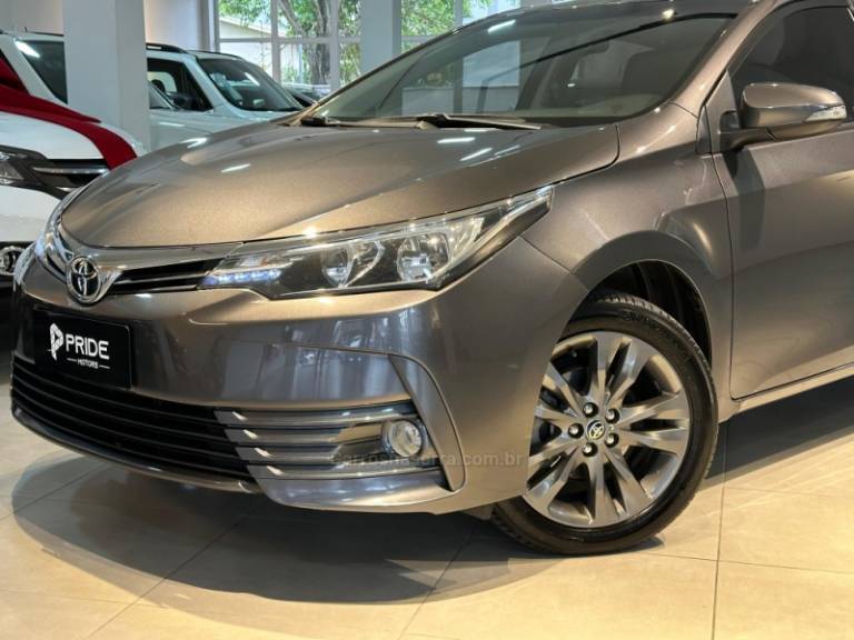 TOYOTA - COROLLA - 2018/2019 - Cinza - R$ 108.900,00