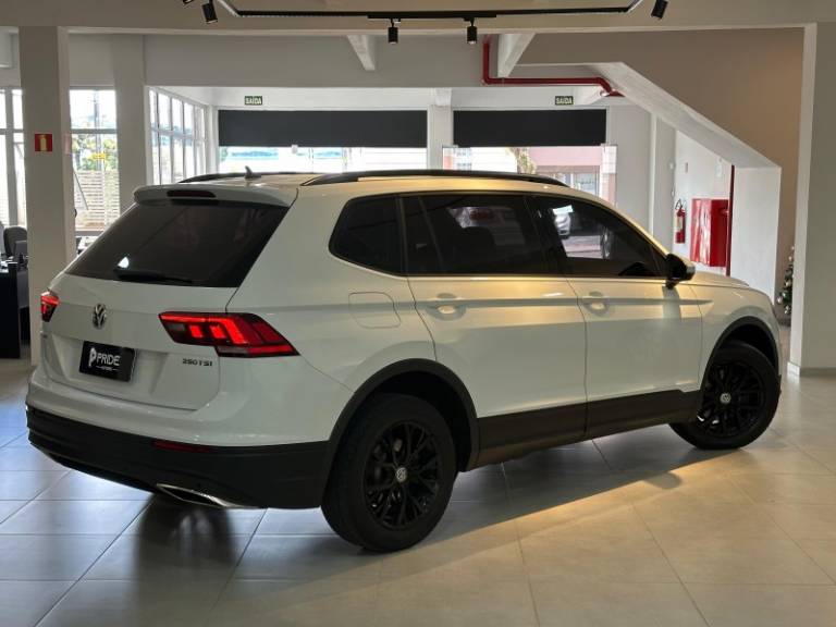 VOLKSWAGEN - TIGUAN - 2018/2019 - Branca - R$ 119.500,00